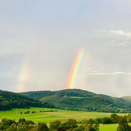 Panoramablick Mit Premium-wanderwegen Vor Der Haustuer