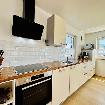 Panoramablick Mit Premium-wanderwegen Vor Der Haustuer Альбштадт