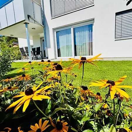 Panoramablick Mit Premium-wanderwegen Vor Der Haustuer *