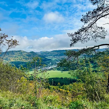 Panoramablick Mit Premium-wanderwegen Vor Der Haustuer