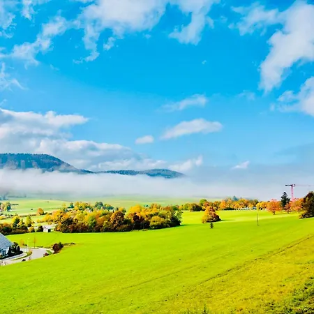 Panoramablick Mit Premium-wanderwegen Vor Der Haustuer *