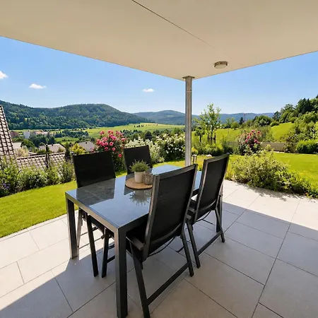 Panoramablick Mit Premium-wanderwegen Vor Der Haustuer *