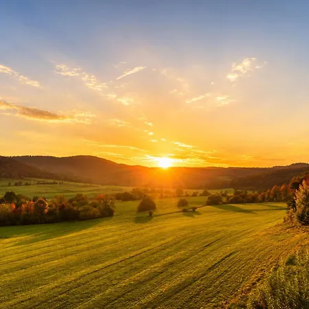Panoramablick Mit Premium-wanderwegen Vor Der Haustuer