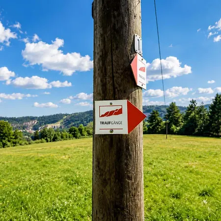 Panoramablick Mit Premium-wanderwegen Vor Der Haustuer Lägenhet Albstadt